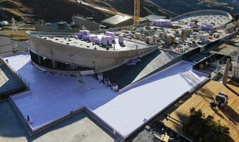 Das Umkehrdach wird zur Skipiste - Sportzentrum Val Thorens erhält zum 50-jährigen Bestehen ein neues, spektakuläres Gesicht Das Umkehrdach wird zur Skipiste - Sportzentrum Val Thorens erhält zum 50-jährigen Bestehen ein neues, spektakuläres Gesicht