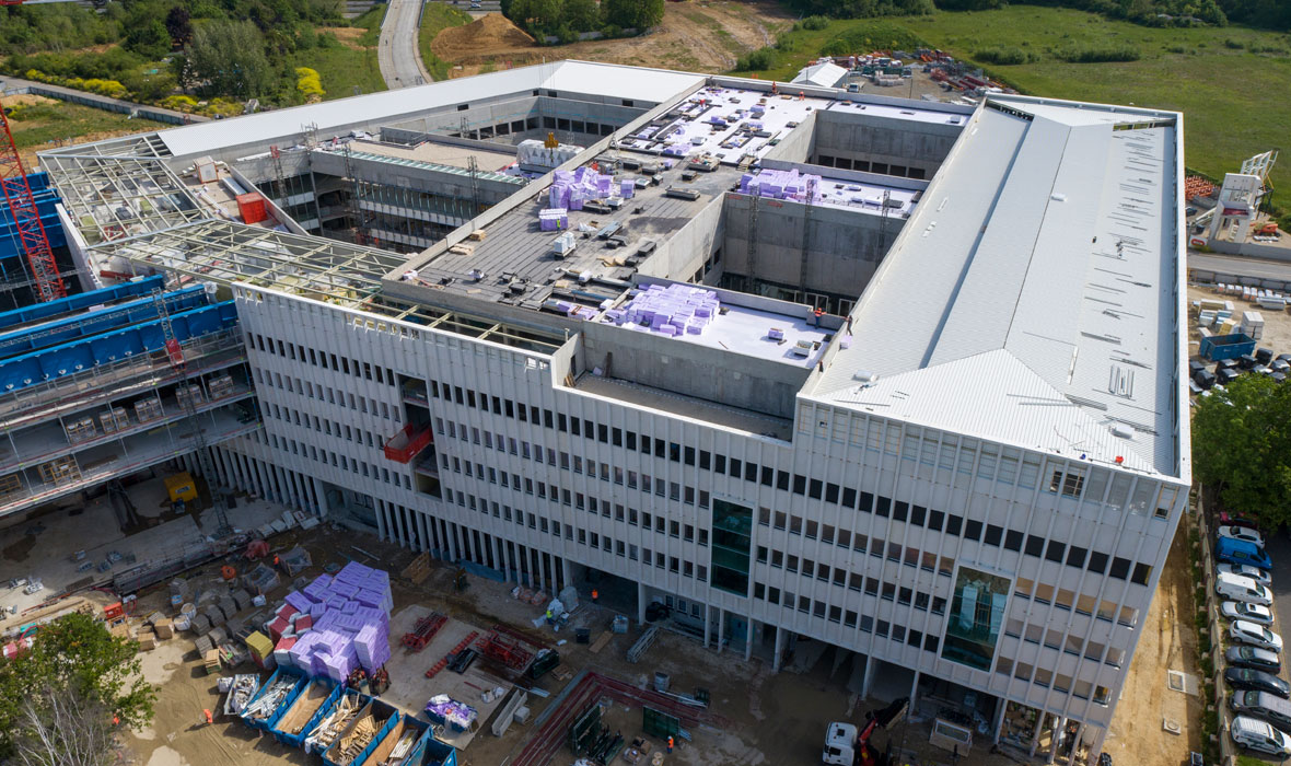 Universität Paris-Saclay: Überzeugende Ökoeffizienz und Kosteneffizienz - JACKODUR® für Umkehrdächer auf Uni-Neubau